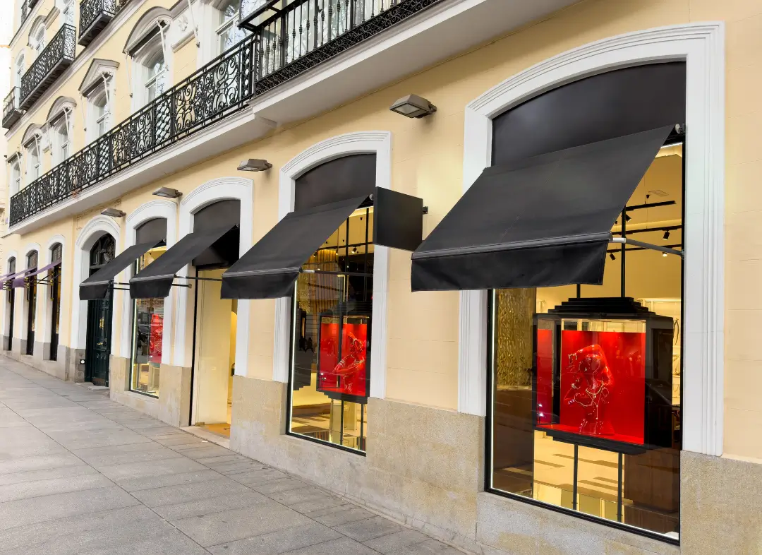 Façade vitrine de magasin en aluminium sur mesure à Jacou